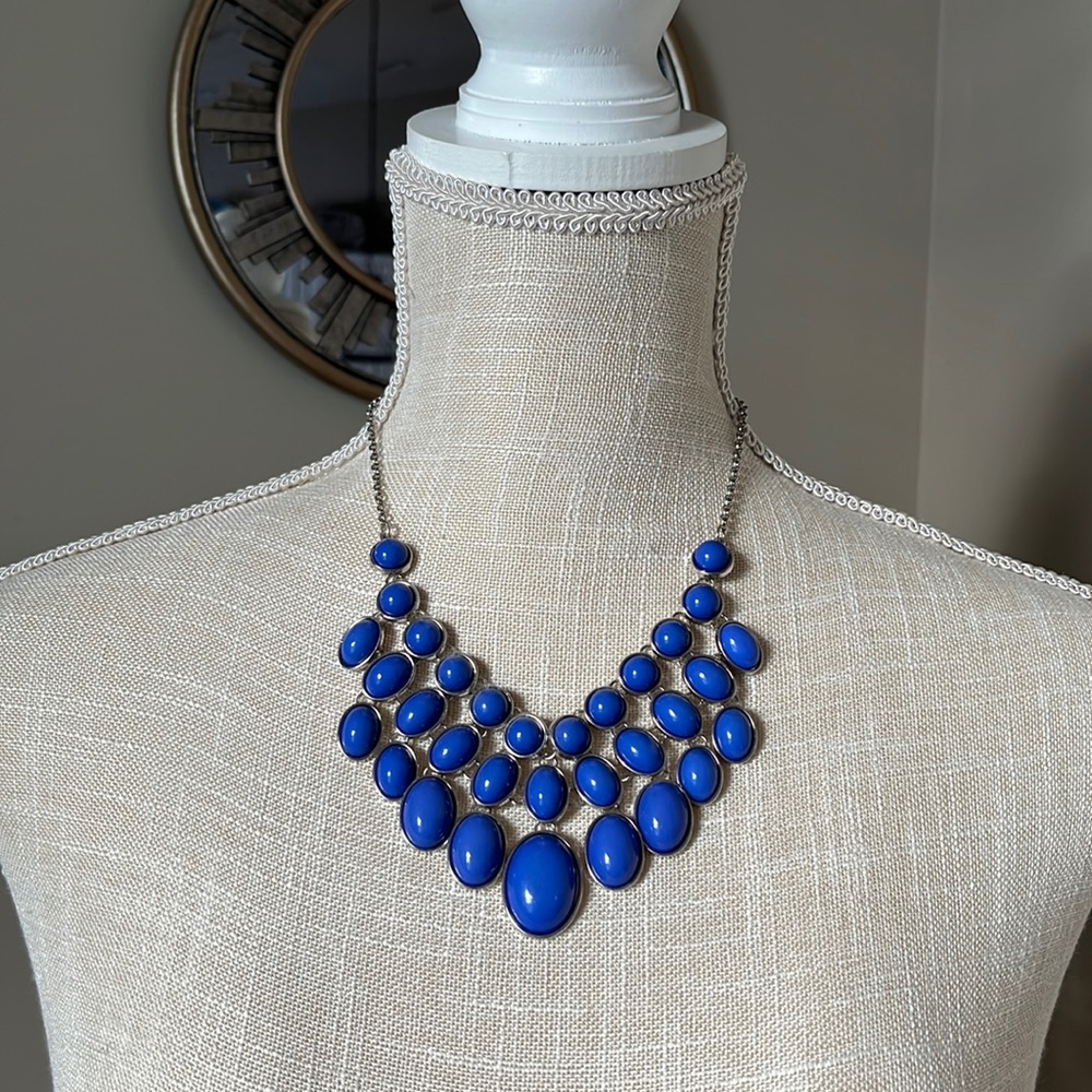 🌸 3/$25 Silver and blue multi stone statement necklace